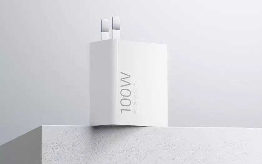 Компактное белое зарядное устройство Xiaomi