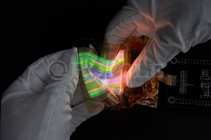 Будущее складных гаджетов: Royole показала эластичный micro-LED дисплей, который можно растягивать и сгибать