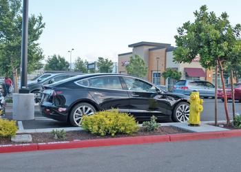 Власники Tesla борються за право безпечного використання Tesla Summon