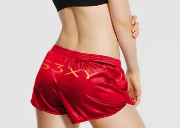 Илон Маск представил шорты Tesla c надписью S3XY и ценником $69.420: их сразу же раскупили