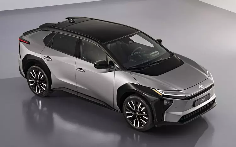 Toyota иронично бьет рекорды: пока бензин дорожает, скептики пересаживаются на bZ4X