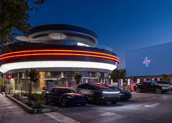 Не просто зарядка, но и котлета: Tesla Diner едет в Пало-Альто