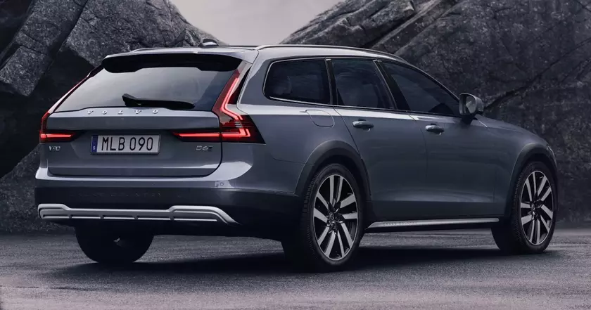 Discover the All-Terrain Luxe: Volvo V90 Cross Country's Tech-Driven Journey