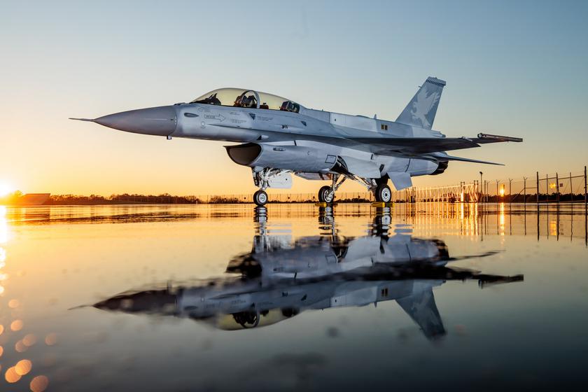 Lockheed Martin presenta il primo caccia F-16 Viper Block 70 al mondo con un nuovo computer di volo e un radar AN/APG-83
