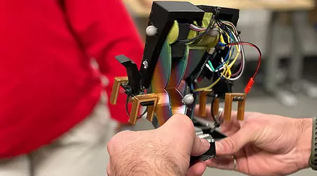 Mugatu: the first controlled bipedal robot with a single motor, developers want to reduce its size to LEGO