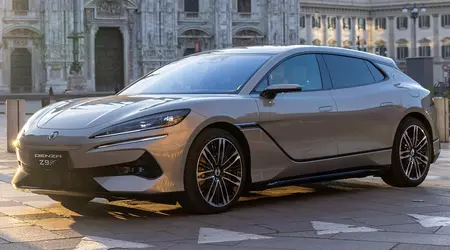BYD a introduit la marque premium Denza en Europe et le modèle Z9GT, qui fait une rotation sur place