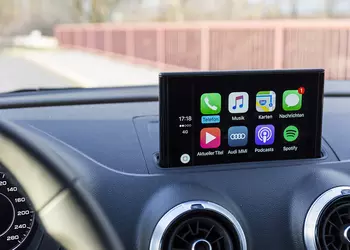 Владельцы iPhone жалуются, что iOS 18.4 сломало беспроводное подключение к CarPlay