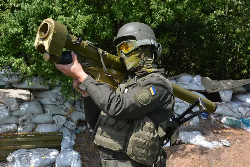 Нацгвардеец безжалостно уничтожает российские самолёты с помощью ПЗРК «Игла»