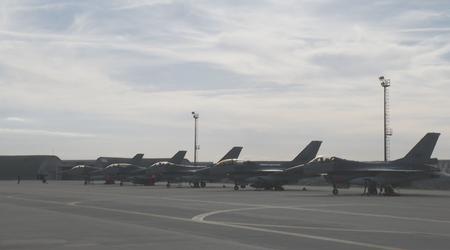 I caccia olandesi di quarta generazione F-16AM/BM sono arrivati in Romania per l'addestramento dei piloti ucraini