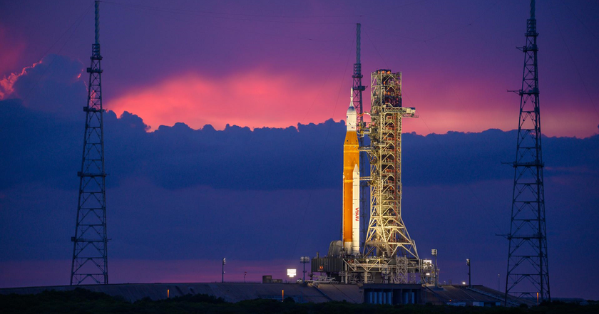 NASA розпочало заправку місячної ракети SLS паливом - до старту місії Artemis I залишилося кілька годин. Онлайн-трансляція вже почалася