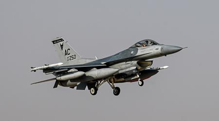 I caccia americani F-16 Fighting Falcon sono arrivati dagli Stati Uniti in Medio Oriente