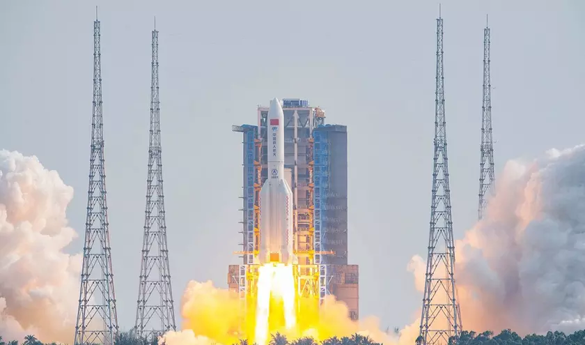 Обломки гигантской китайской ракеты Long March 5B через несколько часов упадут на Землю, но до сих пор никто не знает, куда именно