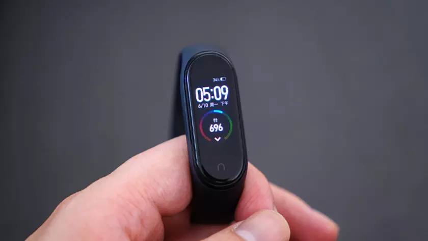 Фитнес-трекер Xiaomi Mi Band 5 показали на «живых» фото
