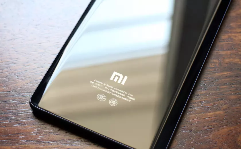 В Сети показали коробку флагмана Xiaomi Mi 8