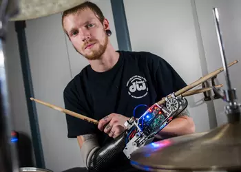 Интересные видео недели: протез для барабанщика, вино из воды и летающий скейт