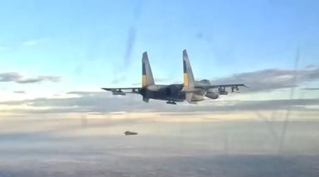 Unique footage: Ukrainian Su-27 fighters launch French AASM-250 Hammer bombs and American AGM-88 HARMS missiles