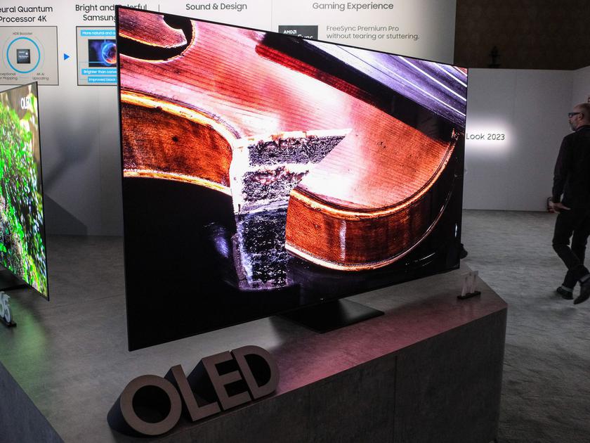 Ein 77" Samsung QD-OLED 4K TV mit 144Hz Bildwiederholrate und 2000 nits Helligkeit wird für $4500 verkauft