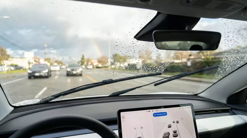 Автомобиль Tesla Model Y в снежную погоду