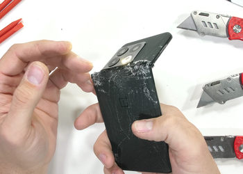 OnePlus 10 Pro turned out to be bendable – the blogger broke the smartphone in half with his bare hands