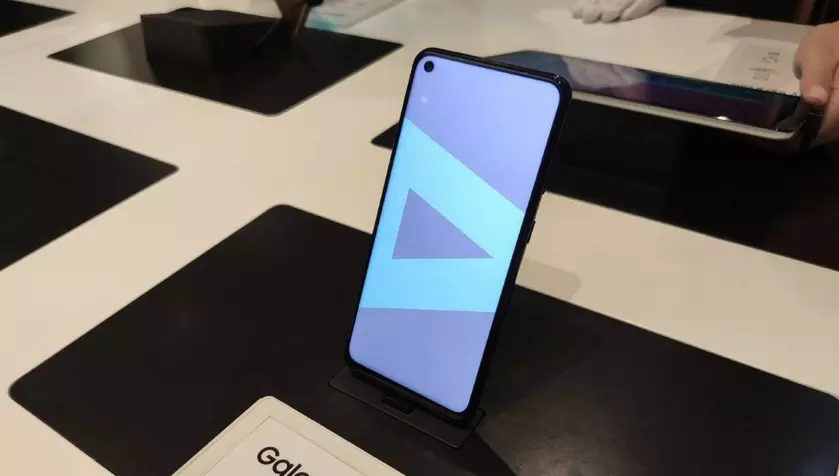 Samsung Galaxy A60: смартфон с «говорящим» Infinity-O дисплеем и 32 Мп селфи-камерой за $300