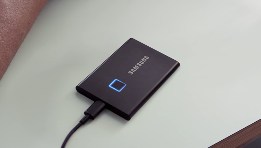 Быстрый и безопасный: Samsung представила SSD T7 Touch со сканером отпечатков, скоростью 1050 Мб/с и USB 3.2