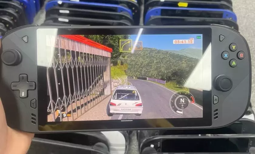 В Китае начались продажи отменённой портативной приставки Lenovo Legion Play на Snapdragon 888