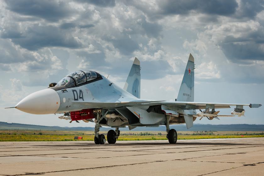 ВСУ показали зрелищное видео уничтожения истребителя Су-30СМ стоимостью $40 млн с помощью ПЗРК Stinger – российский аналог F-35 Lightning II эффектно взорвался в поле