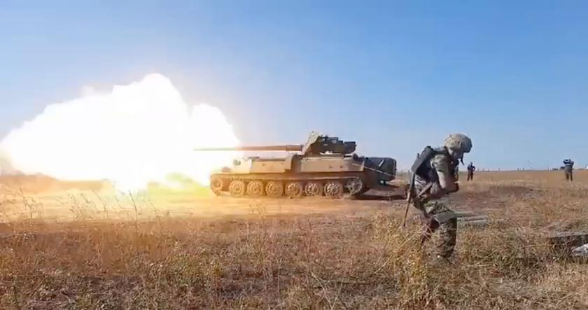 Selbstgebaute SAU: Die ukrainischen Streitkräfte haben eine 100-mm-Kanone der Haubitze MT-12 Rapira auf einen MT-LB BMP montiert (Video)