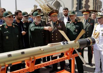 Іранська влада вперше публічно показала баражуючу зенітну ракету 358