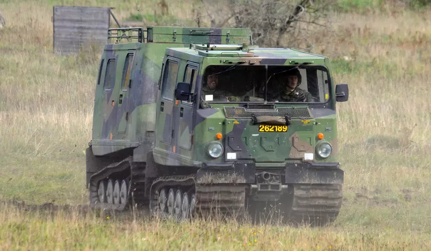 Вездеходы Bandvagn 206, тягачи для танков MAN HX81, датчики для обнаружения дронов и терминалы спутниковой связи: Германия передала ВСУ новый пакет вооружения