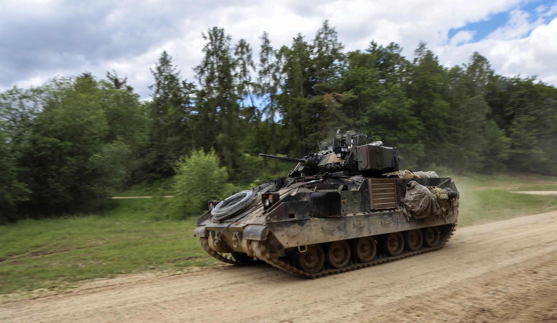 USA Mogą Dostarczyć Ukrainie Wozy Bojowe M2 Bradley | Gagadget.com