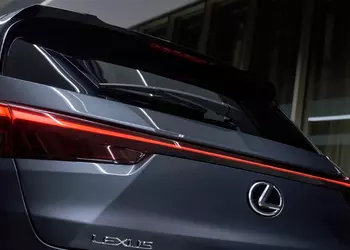 Lexus прекращает продажи электрического кроссовера UX 300e