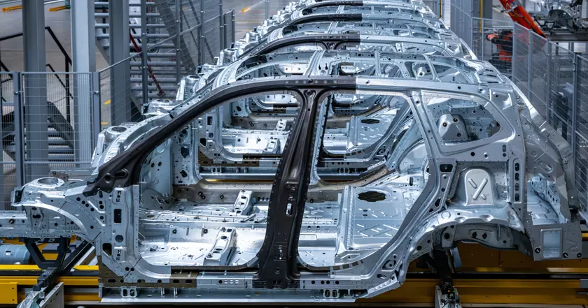 Инновации в автомобильной промышленности: как технологии меняют будущее вождения