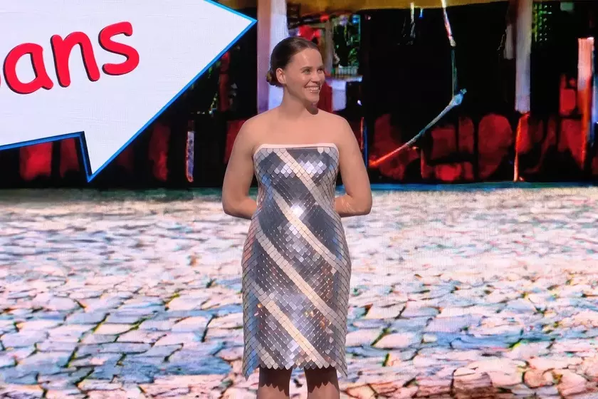 Adobe представила интерактивное платье из гибких текстильных дисплеев, которое может менять цвет и узор