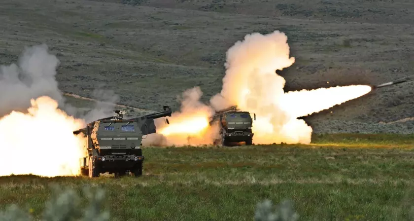 HIMARS одной высокоточной ракетой GMLRS уничтожил сразу две российские реактивные системы залпового огня БМ-21 «Град»