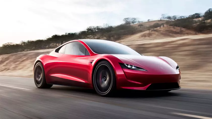 Футуристический красный Tesla Roadster на дороге