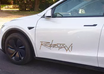 Маск, научи роботакси правилам! Автономные электрокары Tesla создают хаос на дорогах Остина