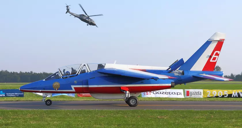 Погрузитесь в небо вместе с Alpha Jet: Летающее чудо Patrouille de France