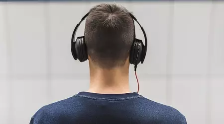 Des développeurs de l'Université de Washington ont créé des écouteurs IA avec la puce M2 d'Apple qui traduisent le discours de plusieurs intervenants tout en préservant les caractéristiques vocales