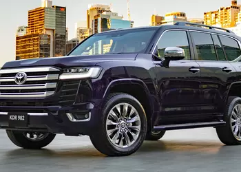 Toyota Land Cruiser 300 стал самозарядным гибридом