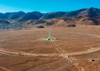 La Cina ha lanciato il più grande radiotelescopio solare del mondo: 313 antenne di 6 metri di lunghezza disposte in cerchio con un diametro di 3,14 km.