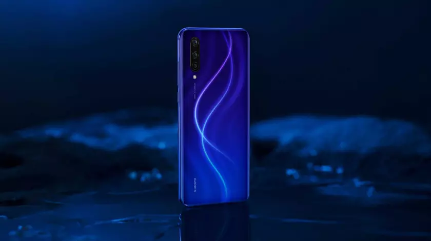 Xiaomi CC9 и Xiaomi CC9e: AMOLED-дисплеи со встроенным сканером, SoC Snapdragon 710/665, тройная камера и ценник от $190