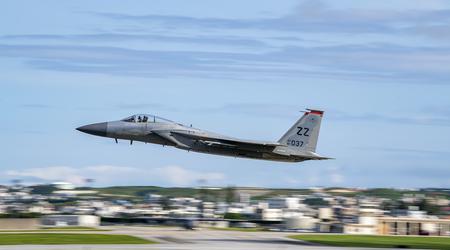 Wraz z 42 samolotami szturmowymi A-10 Thunderbolt II, siły powietrzne USA wycofają 57 myśliwców F-15 C/D Eagle, które zostaną zastąpione przez F-35 Lightning II i F-15EX Eagle II