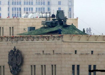 Зенитный ракетно-пушечный комплекс «Панцирь-С1» на крыше министерства обороны россии в москве не смог сбить беспилотник, который пролетел в 300 метрах от него