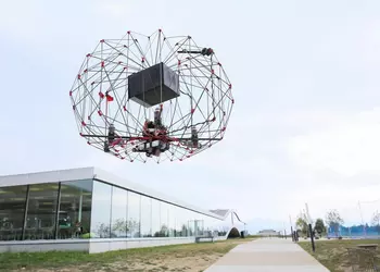 Безопасный дрон-курьер складывается, как оригами