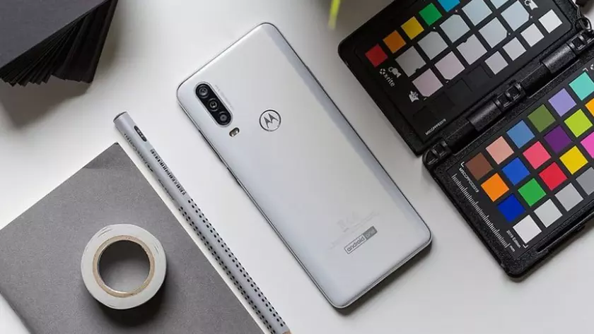 Motorola One Action: кинематографический экран и тройная экшн-камера за €260