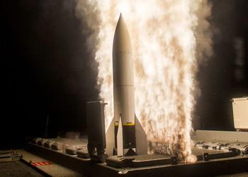 Republikanie nie zgadzają się na wieloletnie finansowanie zakupu rakiet przechwytujących Standard Missile 6 i pocisków przeciwlotniczych AIM-120 AMRAAM.