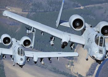 Культовые штурмовики A-10 Thunderbolt II приняли участие в учениях в Оманском заливе вместе с эсминцем USS Stethem, который может нести ракеты Tomahawk