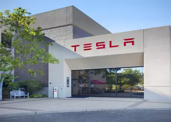 Tesla снизила цены на основные модели электрокаров на 2 тысячи долларов