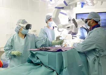 Хирурги провели первую в Великобритании операцию с помощью гарнитуры Apple Vision Pro